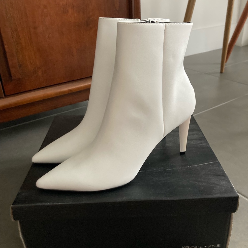 BRAND NEW NEVER WORN KENDALL + KYLIE ZOE HEELED BOOTIE